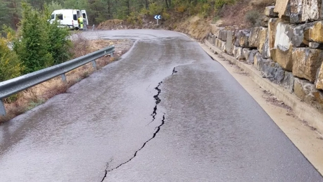 Imagen de un tramo de la carretera entre Borau y Aísa.