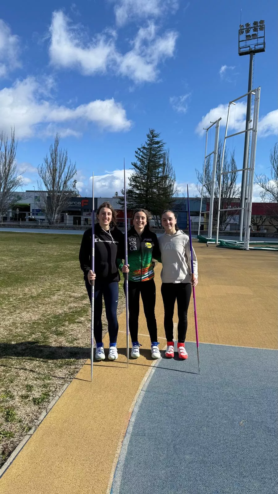 Silvia González, María Laguarta y Aitana Escar, jabalinistas de Intec-Zoiti.