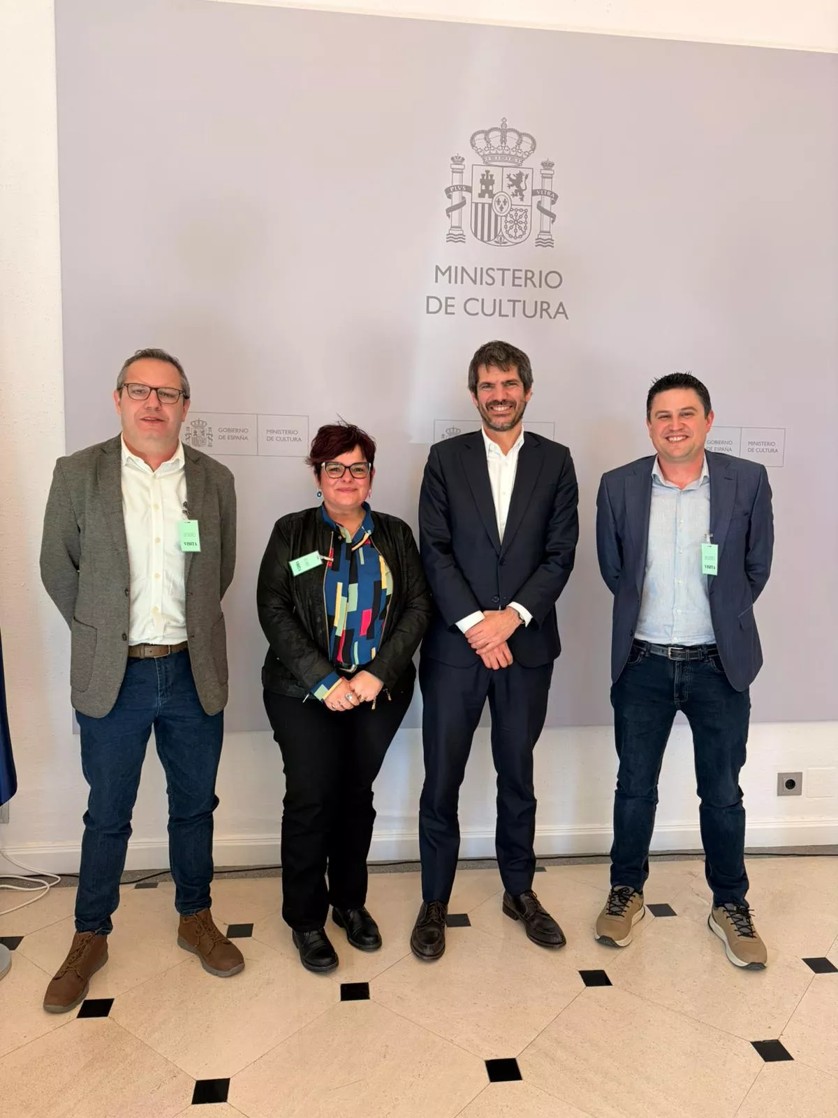 La alcaldesa de Almudévar y el de Ayerbe, con el ministro de Cultura.