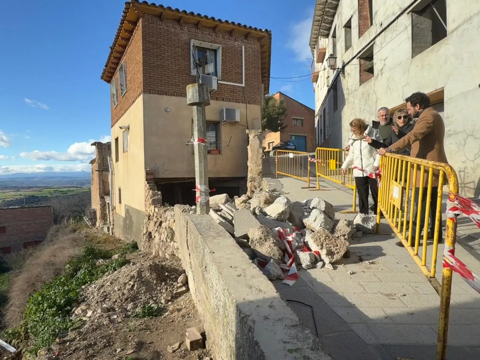 Desalojada a una familia en Fonz tras el deslizamiento de un talud.