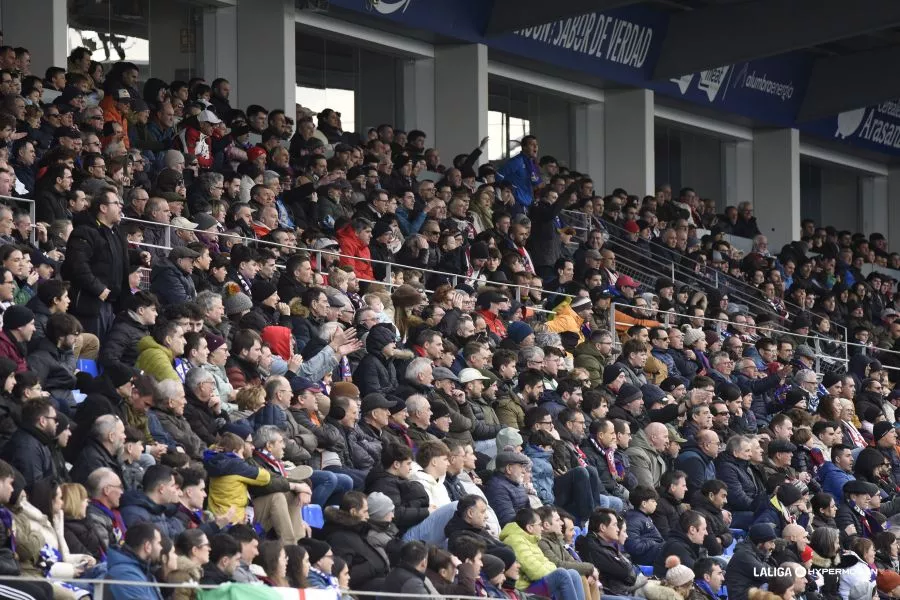 Afición del Huesca, cuyo accionariado pasa a ser en un 96 % de los grupos Costa y Arqa