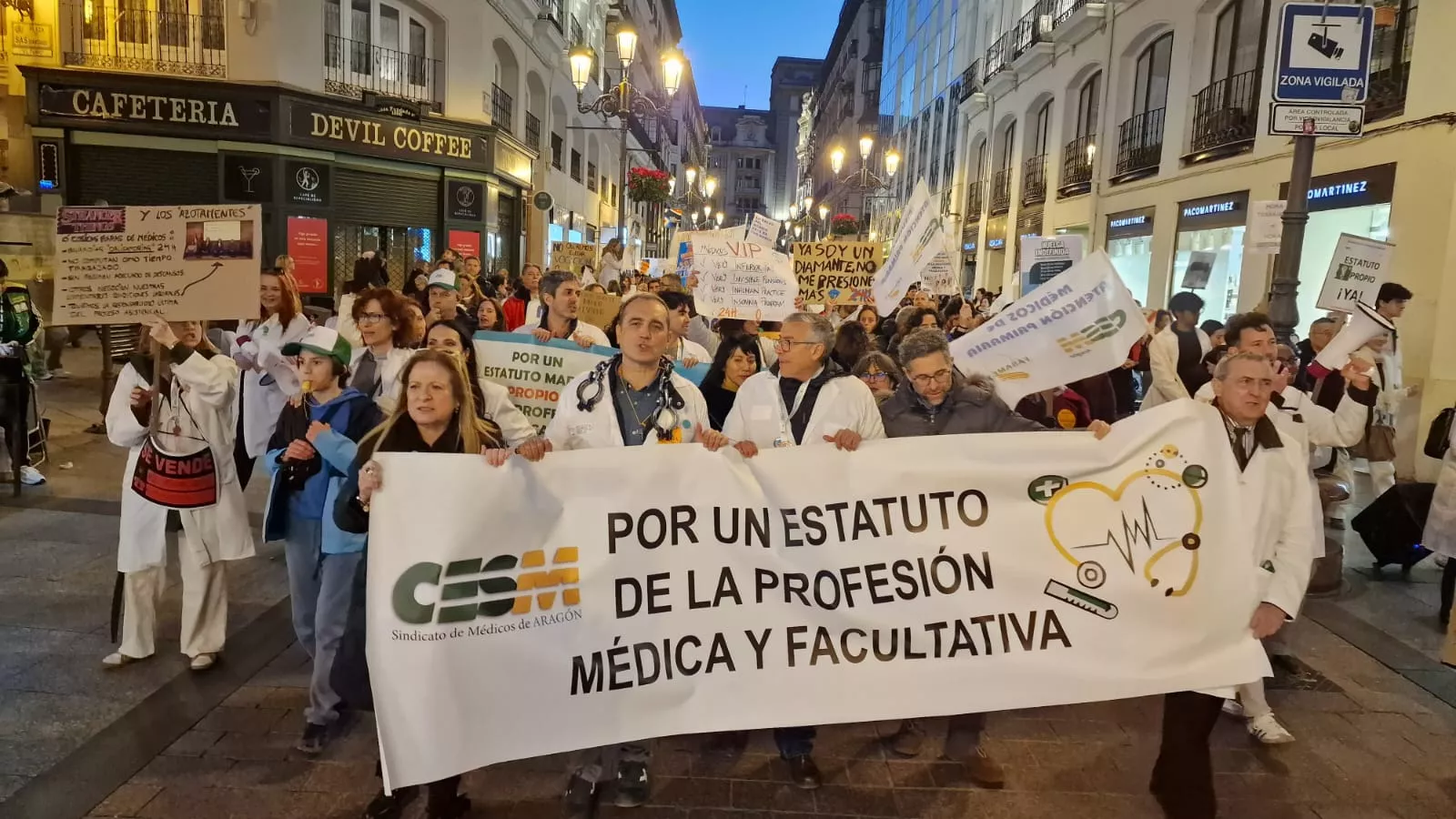 Manifestación de médicos y facultativos en Zaragoza FOTO Johanna Aznar Agencia Maaszoom.jpeg