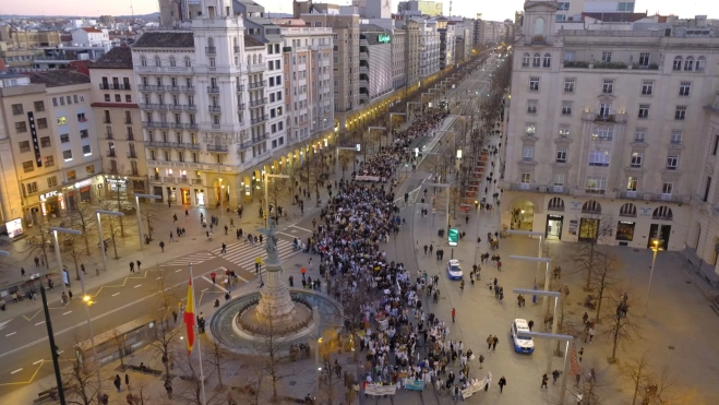 Panorámica de la manifestación de médicos y facultativos en Zaragoza FOTO Johanna Aznar Agencia Maaszoom.jpeg