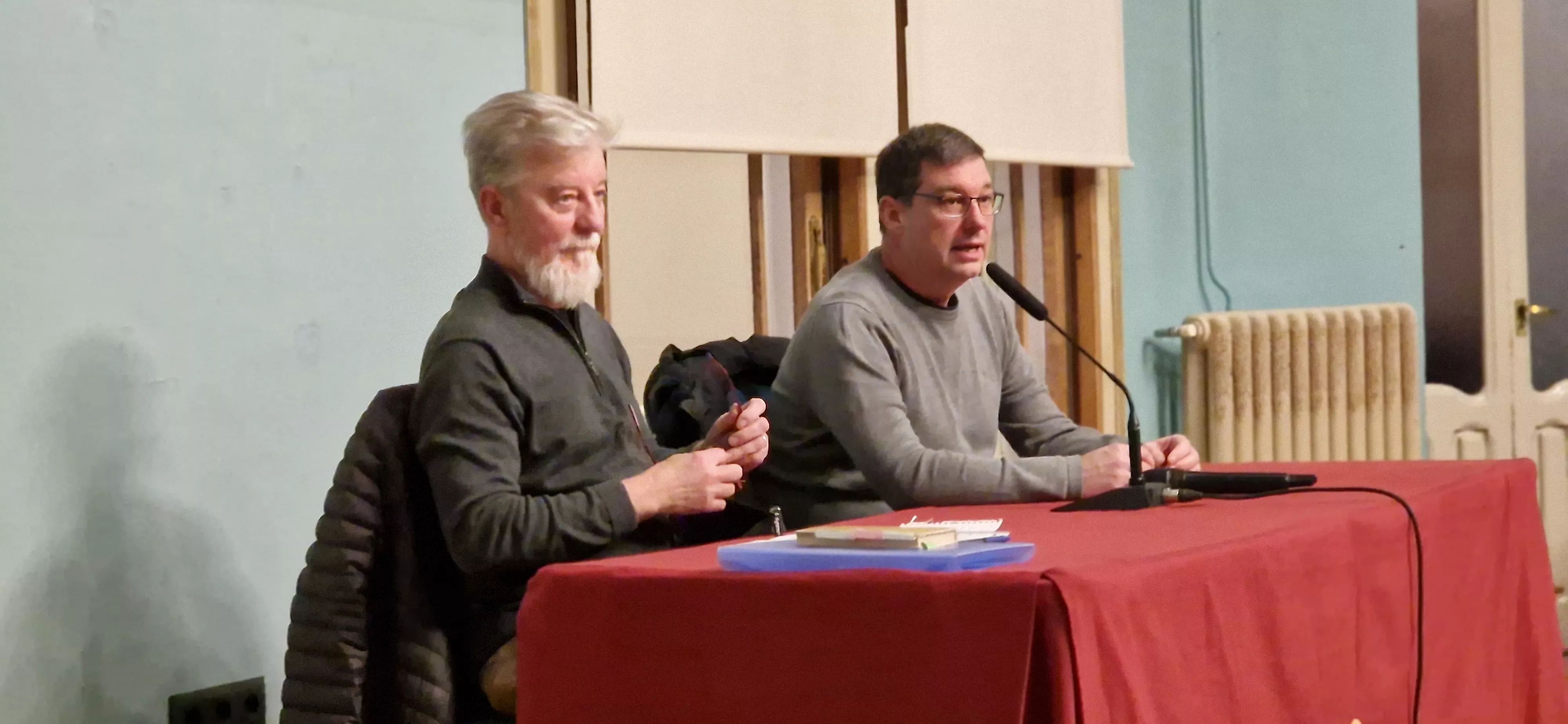 Pedro Santisteve y Luis Arduña en el Salón Azul delCasino de Huesca. Foto Myriam Martínez