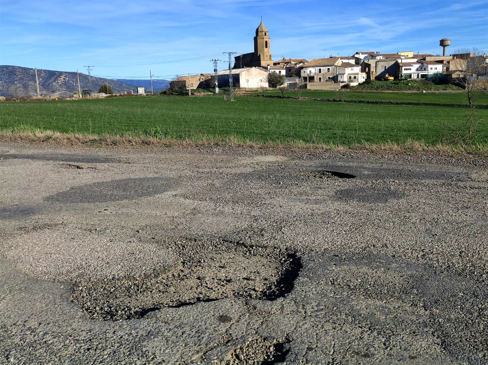 Acceso a Aguas, la A-1227, en un pésimo estado. Foto Fernando Paúles