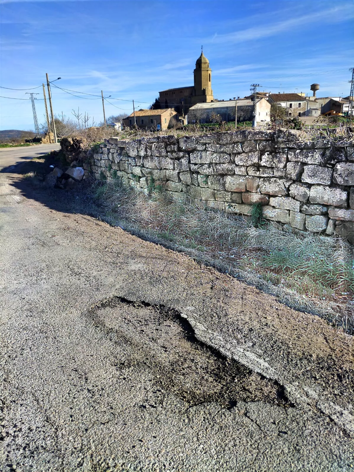 Carretera A-1227 en su acceso a Aguas. Foto Fernando Paúles