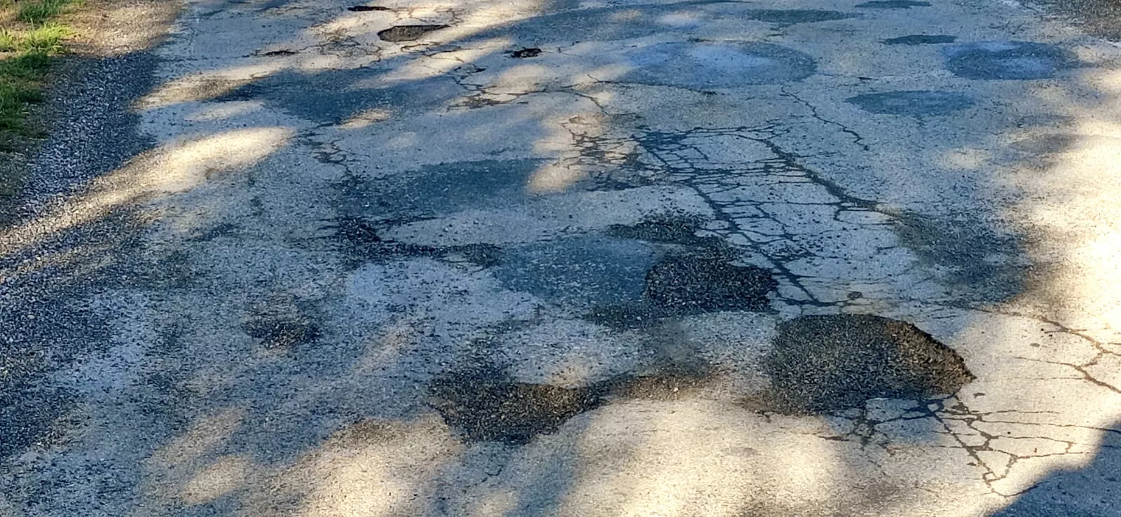 Carretera A-1227 en su acceso a Aguas. Foto Fernando Paúles