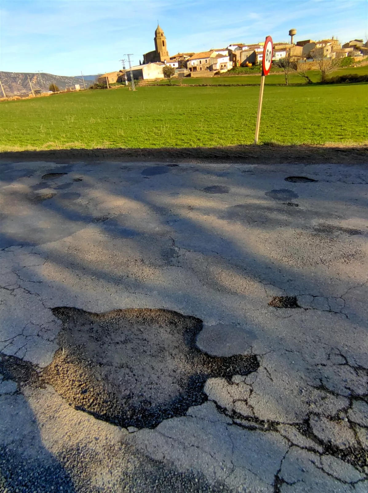 Carretera A-1227 en su acceso a Aguas. Foto Fernando Paúles