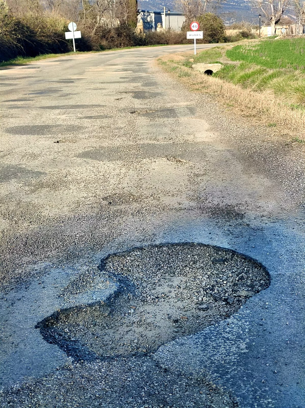 Carretera A-1227 en su acceso a Aguas. Foto Fernando Paúles