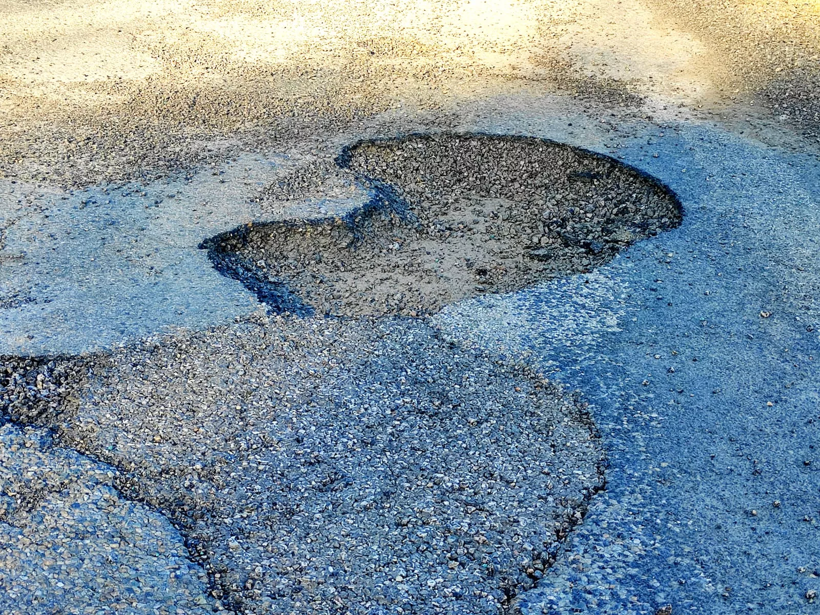 Carretera A-1227 en su acceso a Aguas. Foto Fernando Paúles