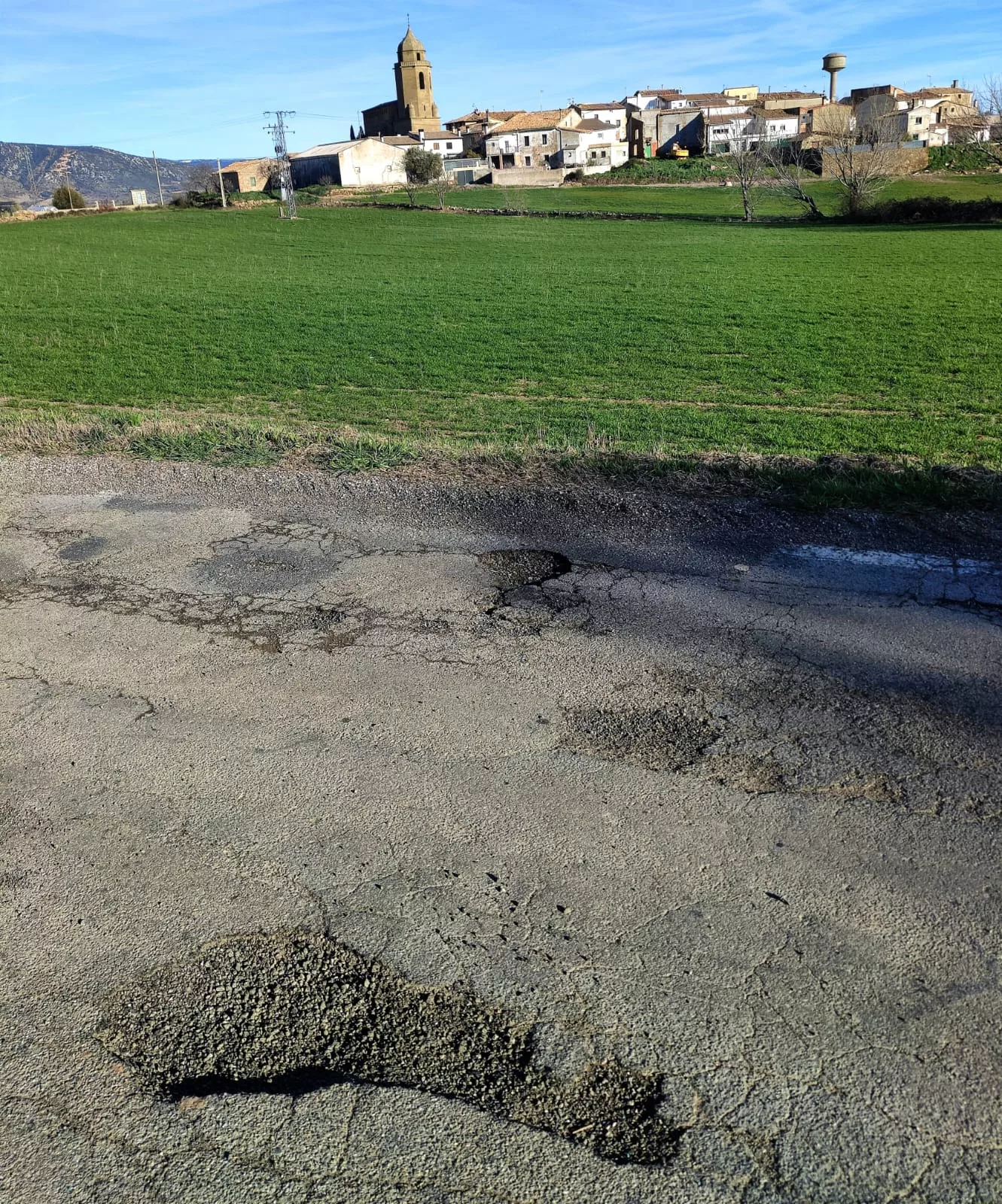 Carretera A-1227 en su acceso a Aguas. Foto Fernando Paúles