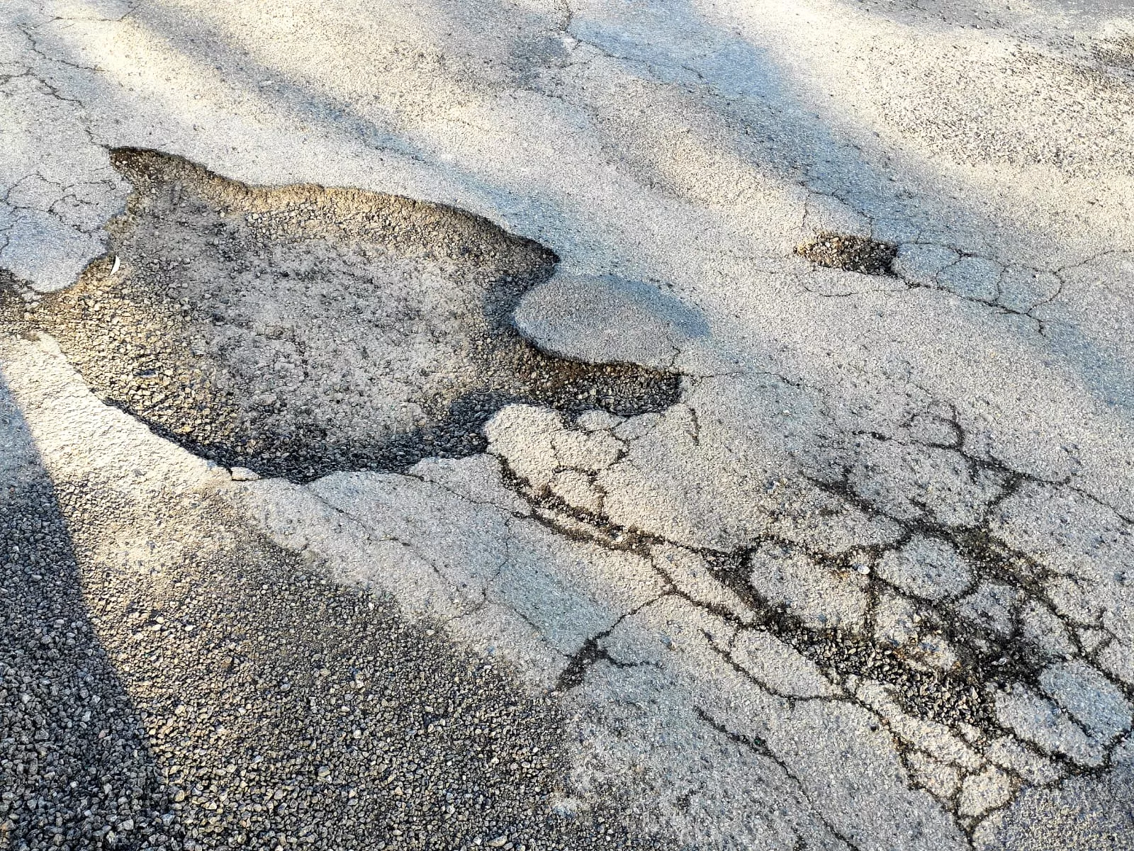 Carretera A-1227 en su acceso a Aguas. Foto Fernando Paúles
