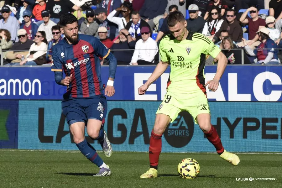 Escobar con Maras, uno de los jugadores con mejor actitud del Huesca.