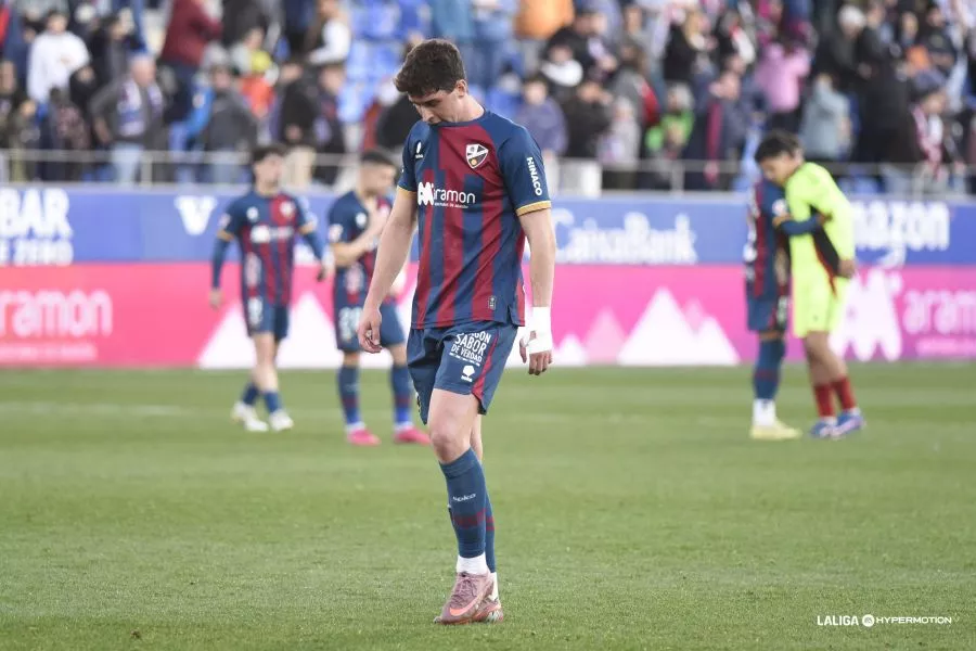 Enol se lamenta al final del partido ante el Mirandés. Enol: "Nos vamos fastidiados"