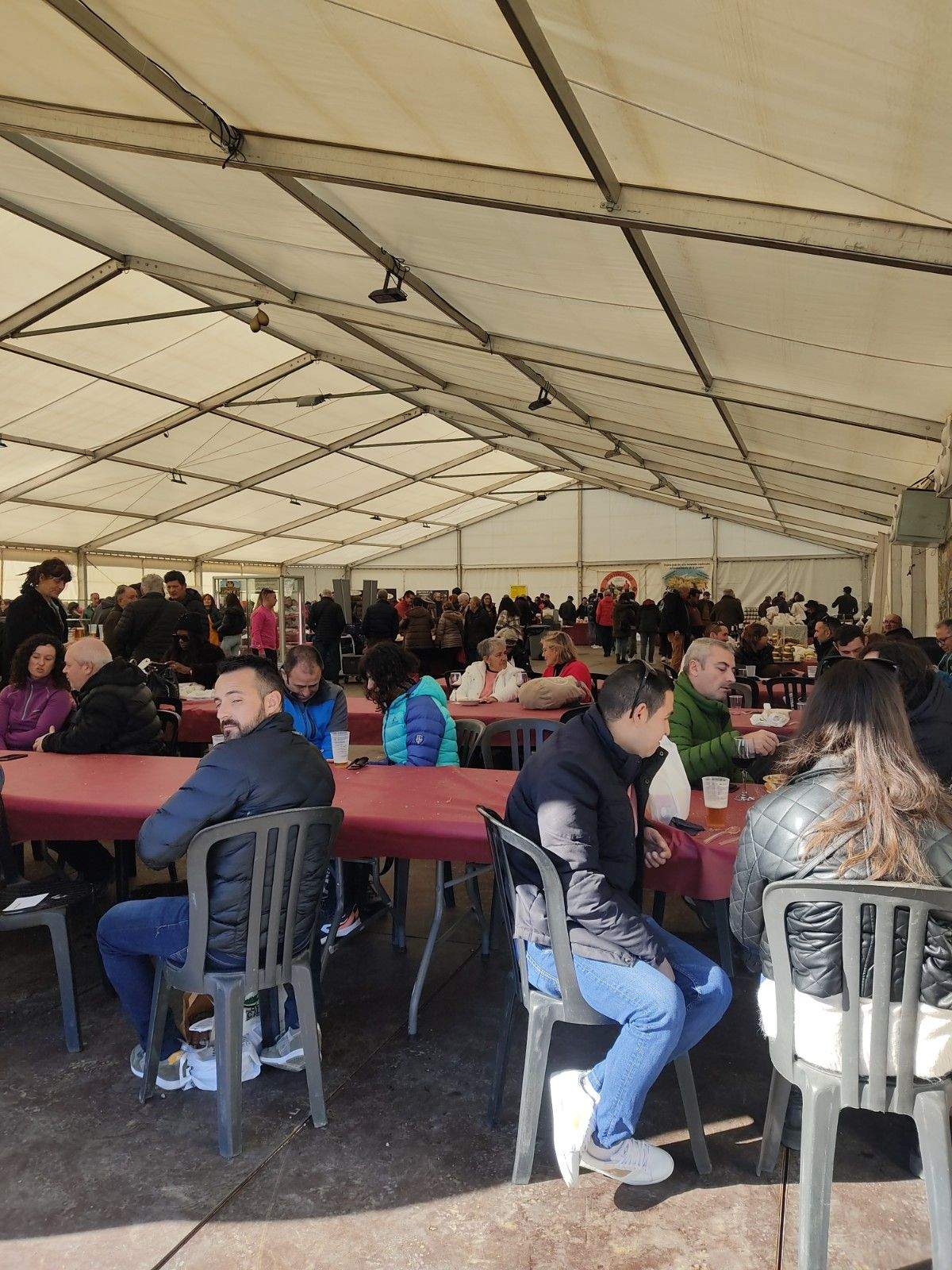 Interior de la carpa del Castillo con gran afluencia