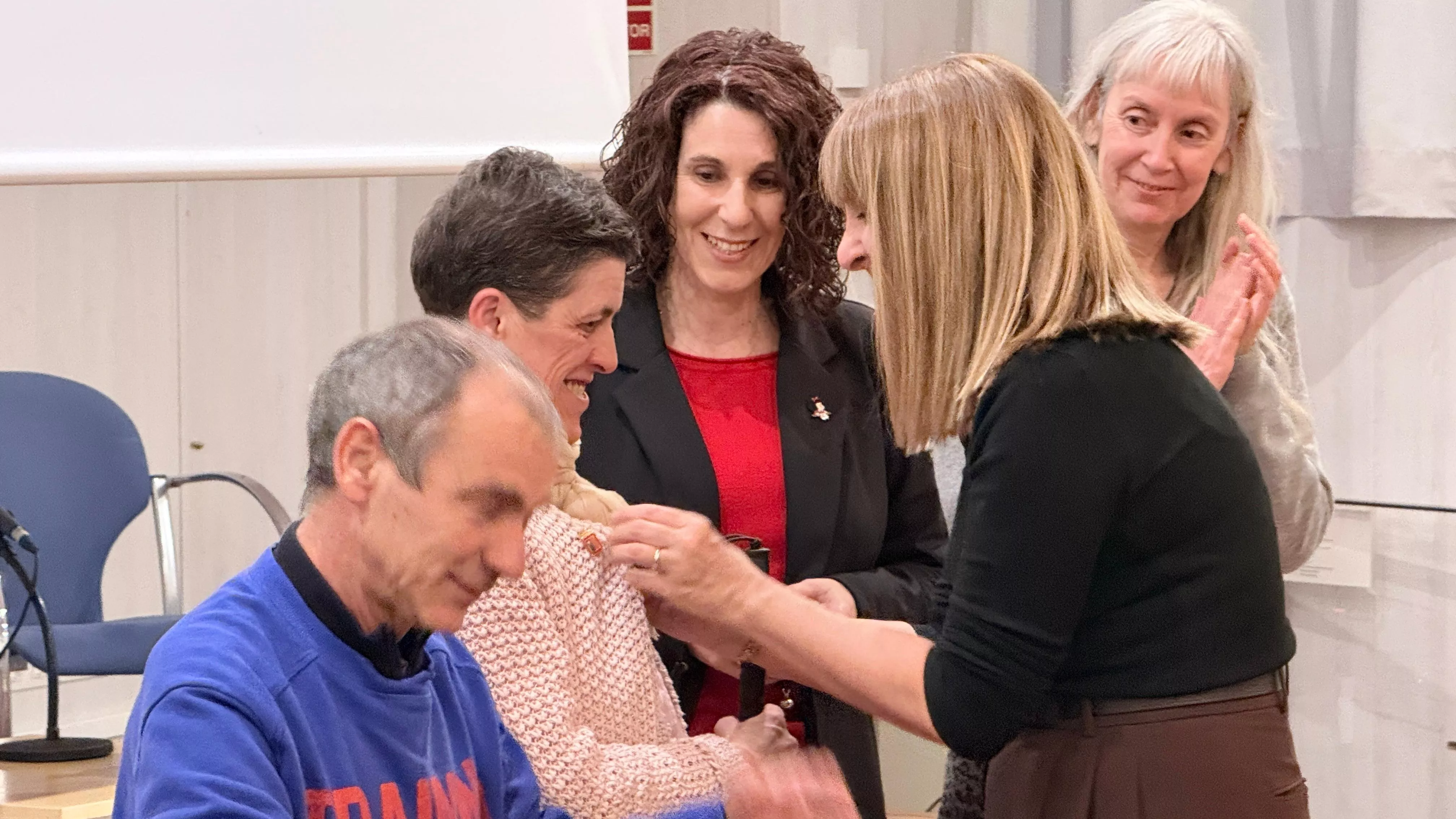 Los reporteros de Display reciben de la alcaldesa un pin con el escudo de Sabiñánigo.