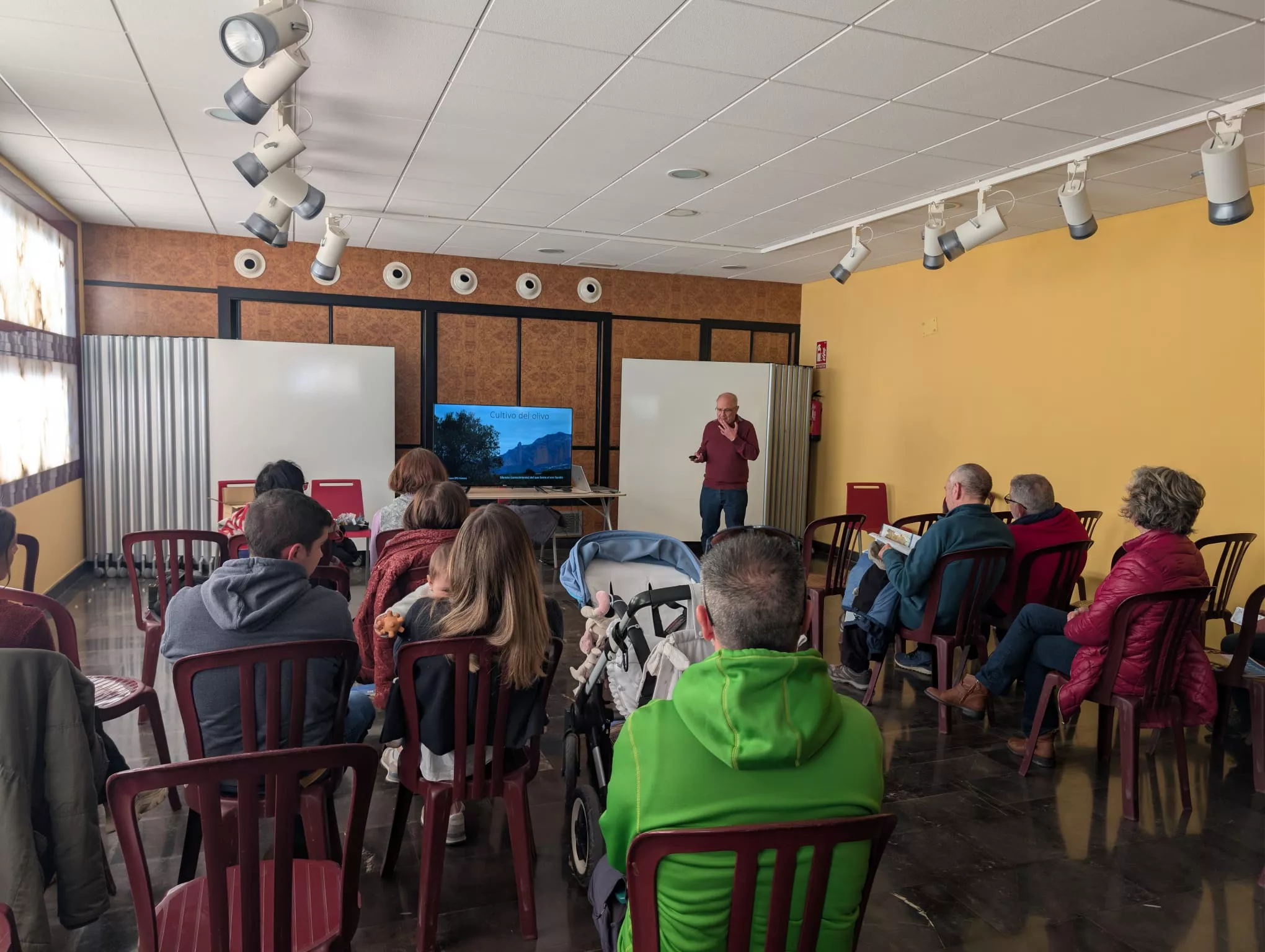 Vecinos y productores participaron en visitas a la almazara, olivares y una cata para poner en valor el patrimonio agrícola local