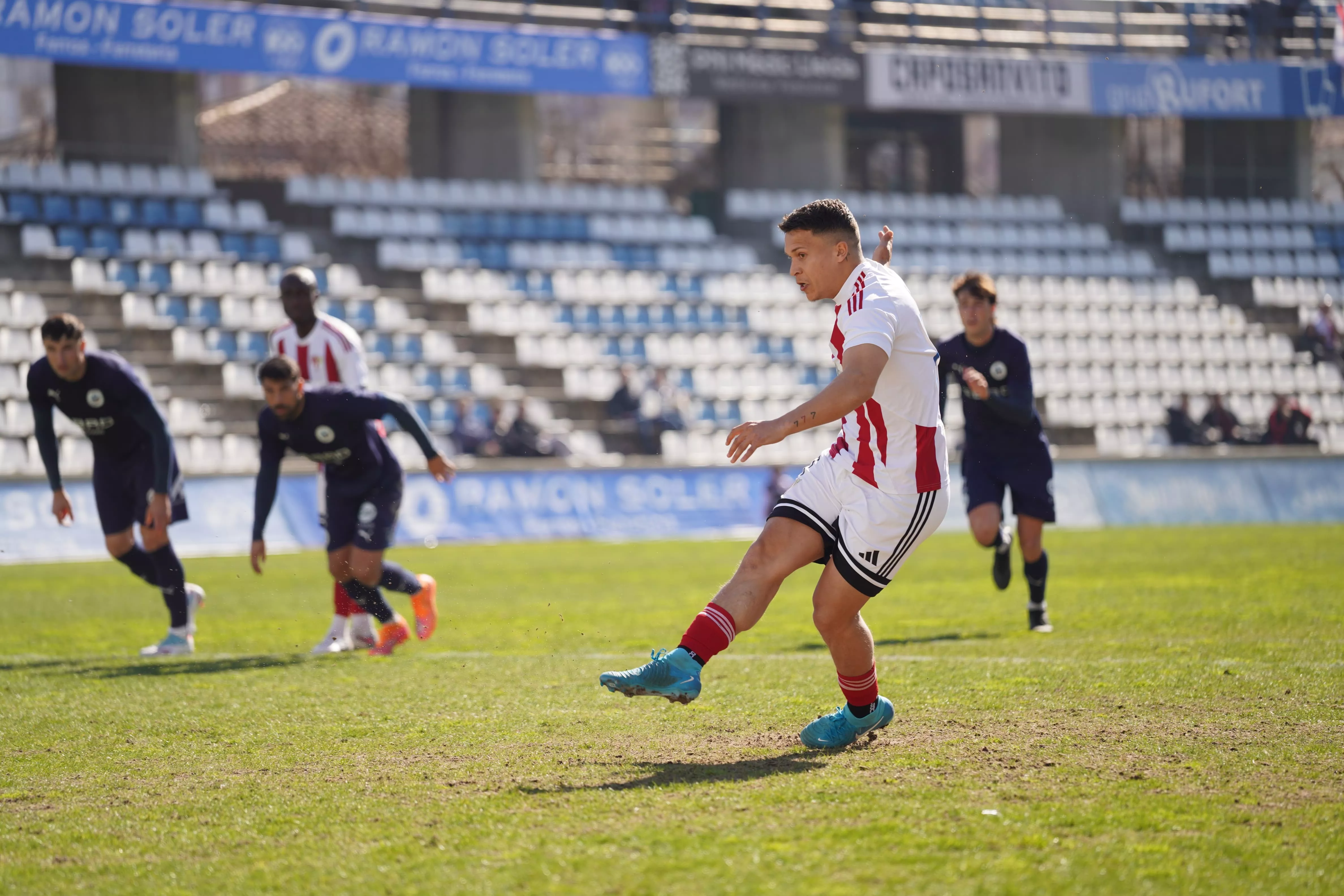 Kun golpea desde el punto de penalti para hacer el empate a dos. Foto: Dani Vidal