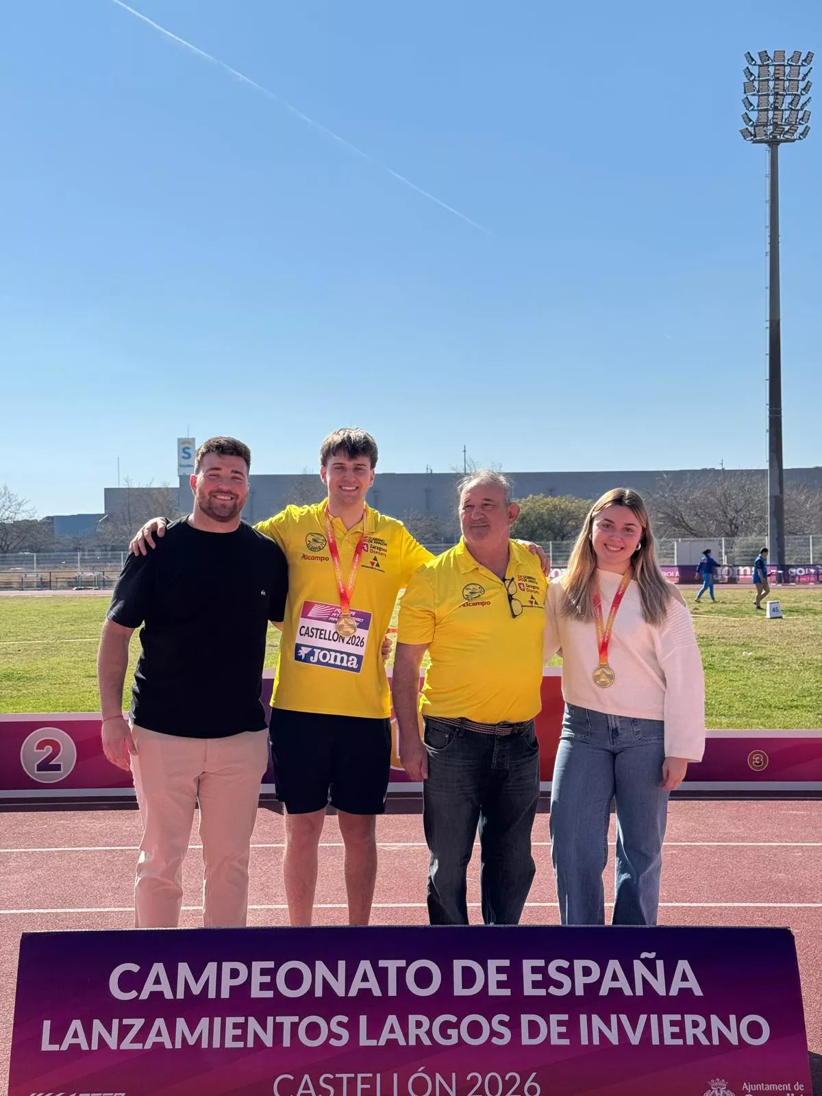 La familia del "Emiliano Team" con sus medallas de oro.