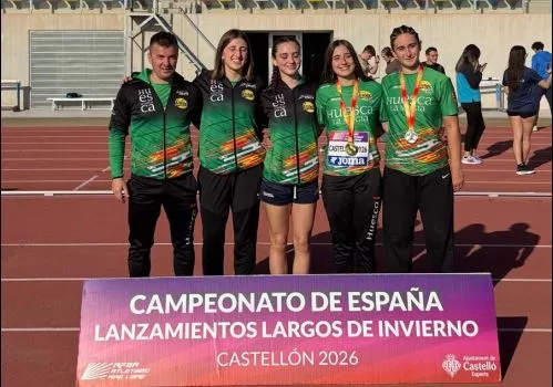 Lucian Bleza con las atletas y sus medallas