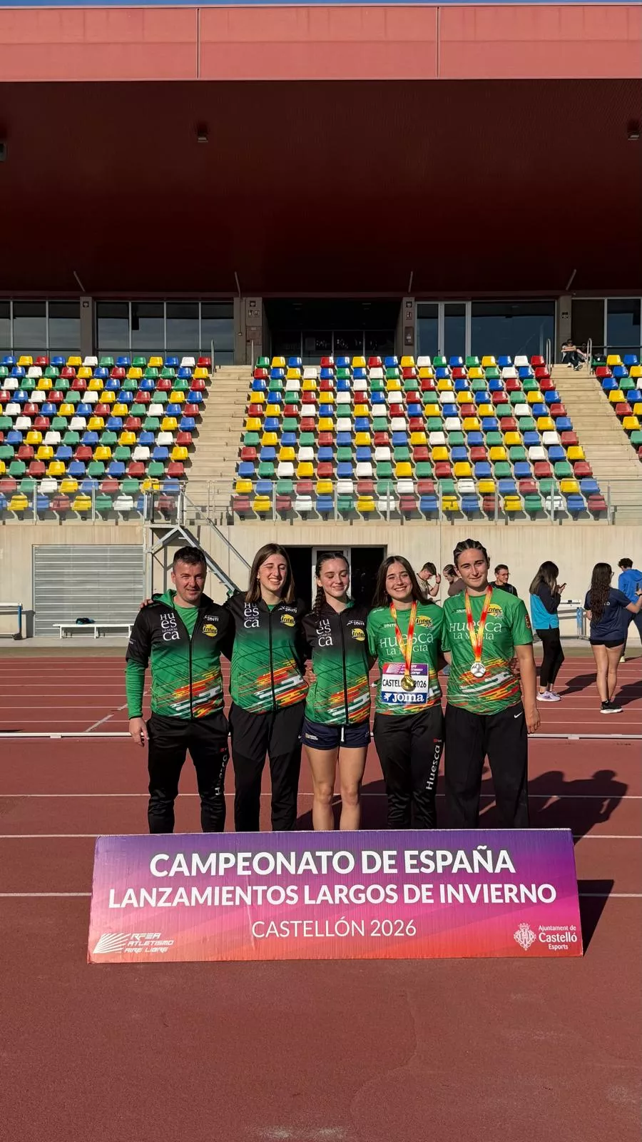 Lucian Bleza con las atletas y sus medallas