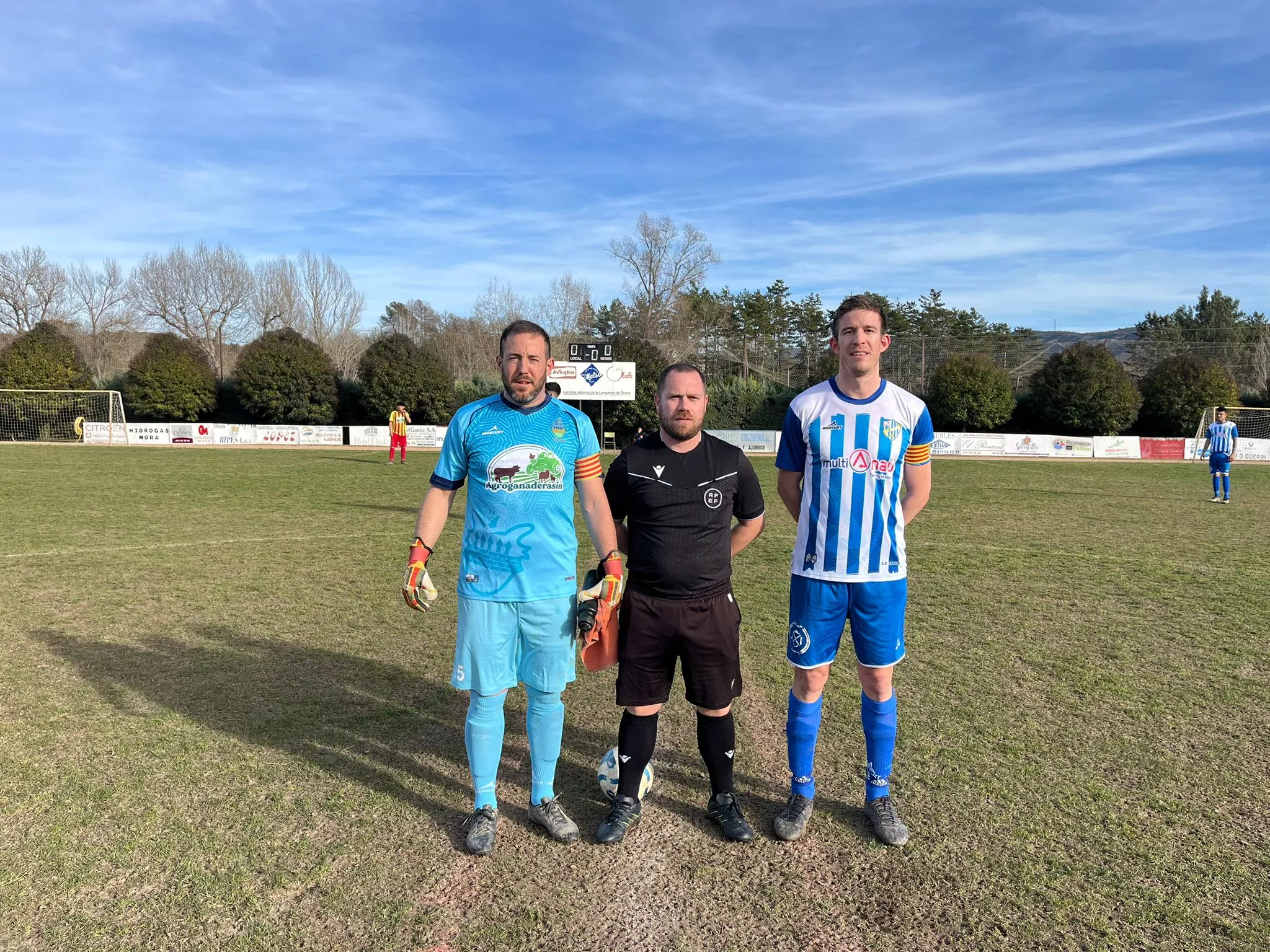 Capitanes y árbitro del encuentro entre Graus y La Fueva de Segunda Regional. Resultados y clasificaciones del fútbol altoaragonés del 21 y 22 de febrero.