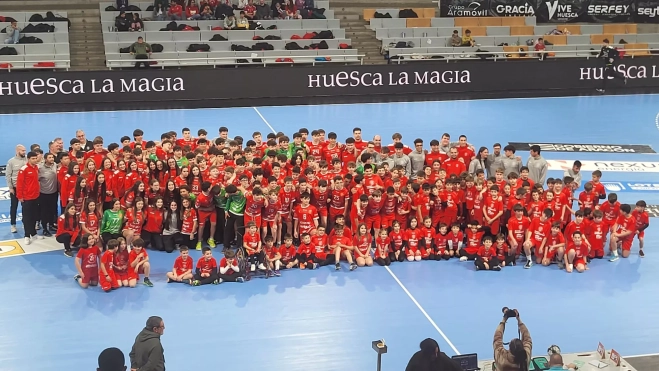 Cantera del Balonmano Huesca homenajeada por el club y los aficionados de Bada Huesca
