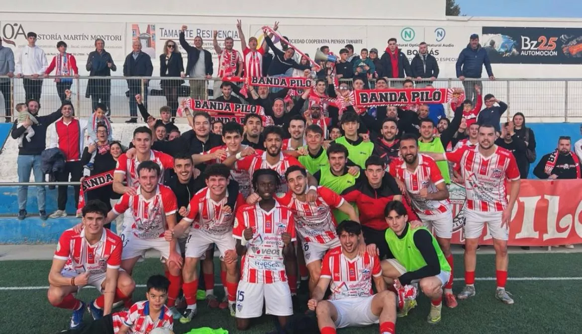 Alegría en el Monzón, que celebra la victoria en La Colomina de Tamarite.