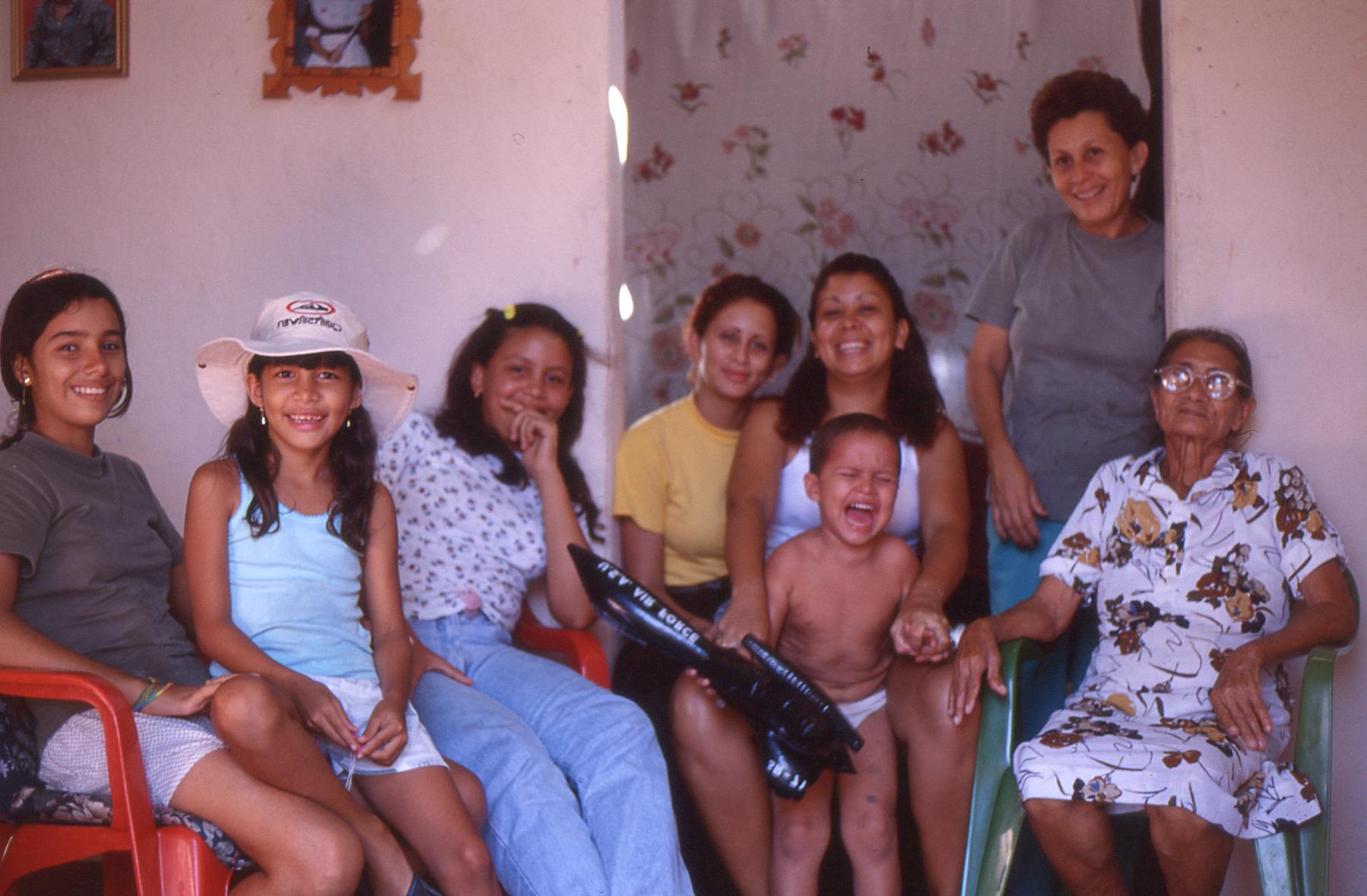 Teresa, con mamá y sus cinco hijas, en Carúpano, el carnaval de Venezuela más famoso