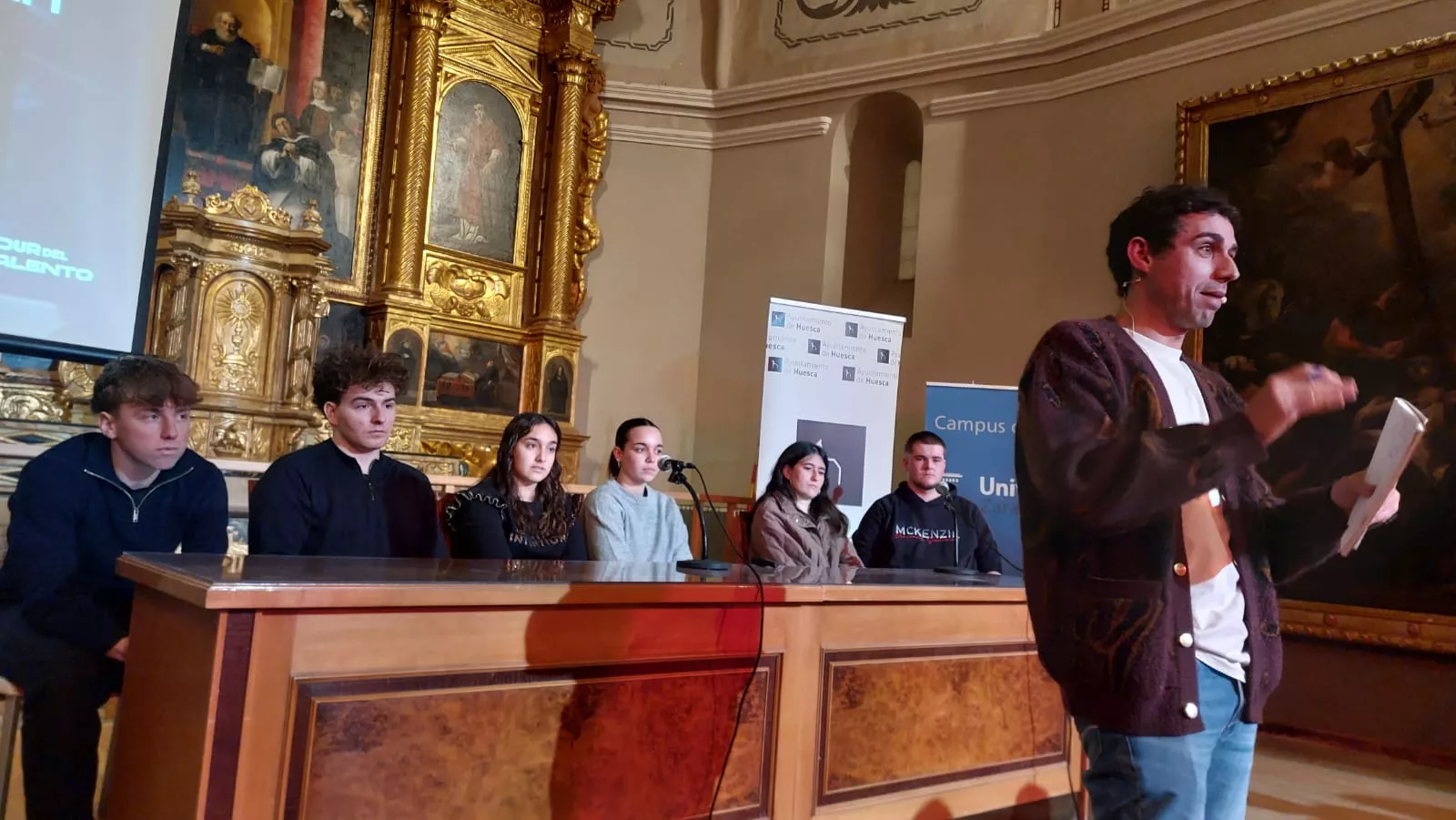 Luis Costa y los participantes en el Encuentro en la Tercera Fase de Bombillas Rotas