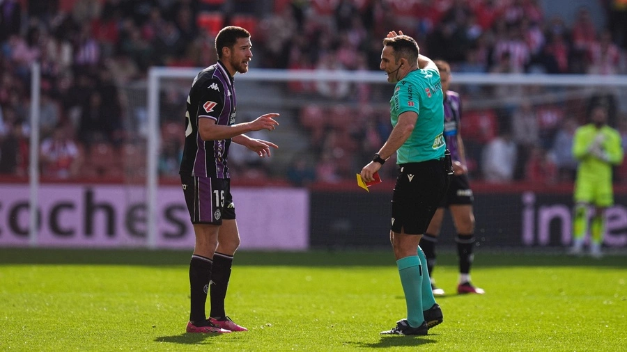 Tomeo ve la quinta amarilla ante el Sporting. 