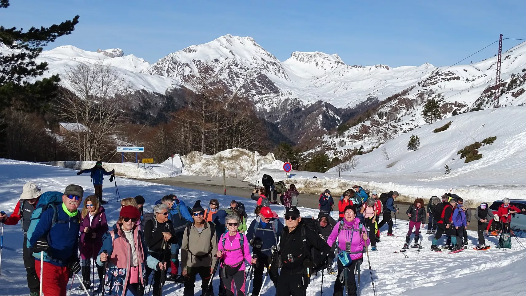 Colocando las raquetas. Foto Alfredo Zazo