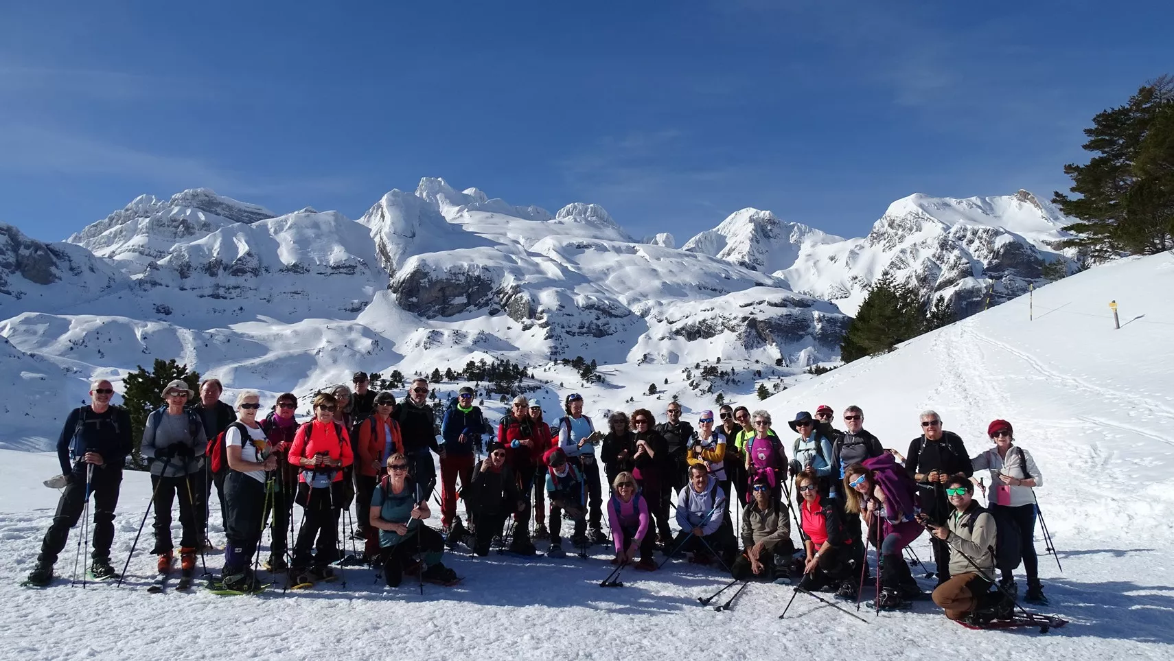 Grupo en la línea fronteriza. Foto Alfredo Zazo