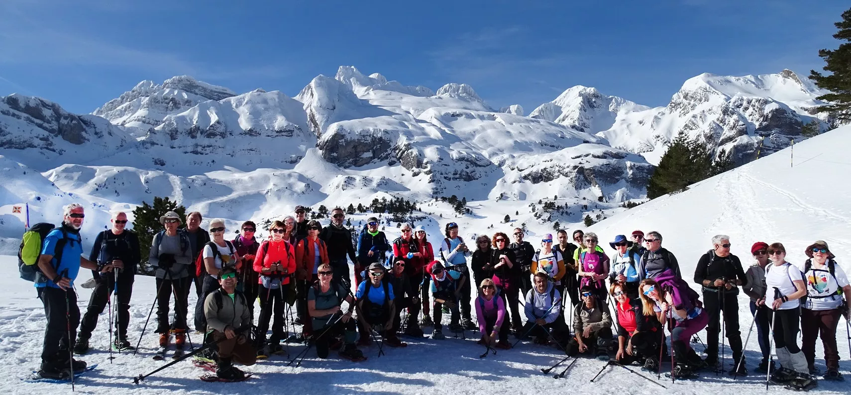 Grupo en la línea fronteriza. Foto Alfredo Zazo