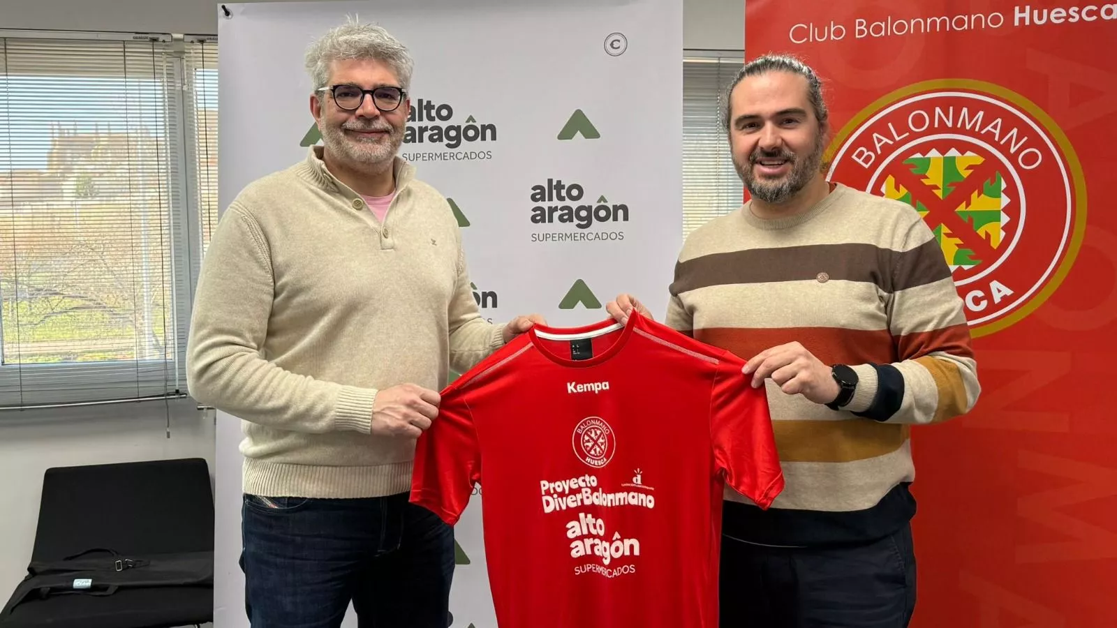 Agustín Cabrero y Néstor Oliva en la presentación del acuerdo. Supermercados Altoaragón seguirá apoyando a DiverBalonmano.
