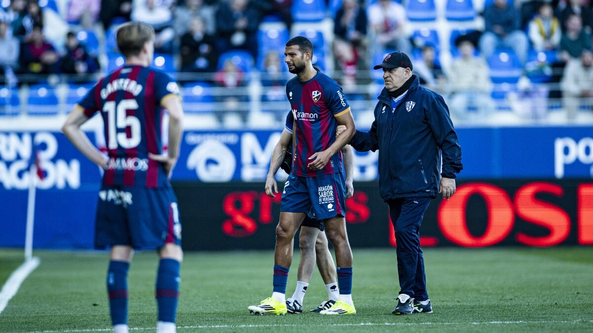 Joaquín Fernández, acompañado por el doctor Galindo tras su lesión ante el Mirandés.