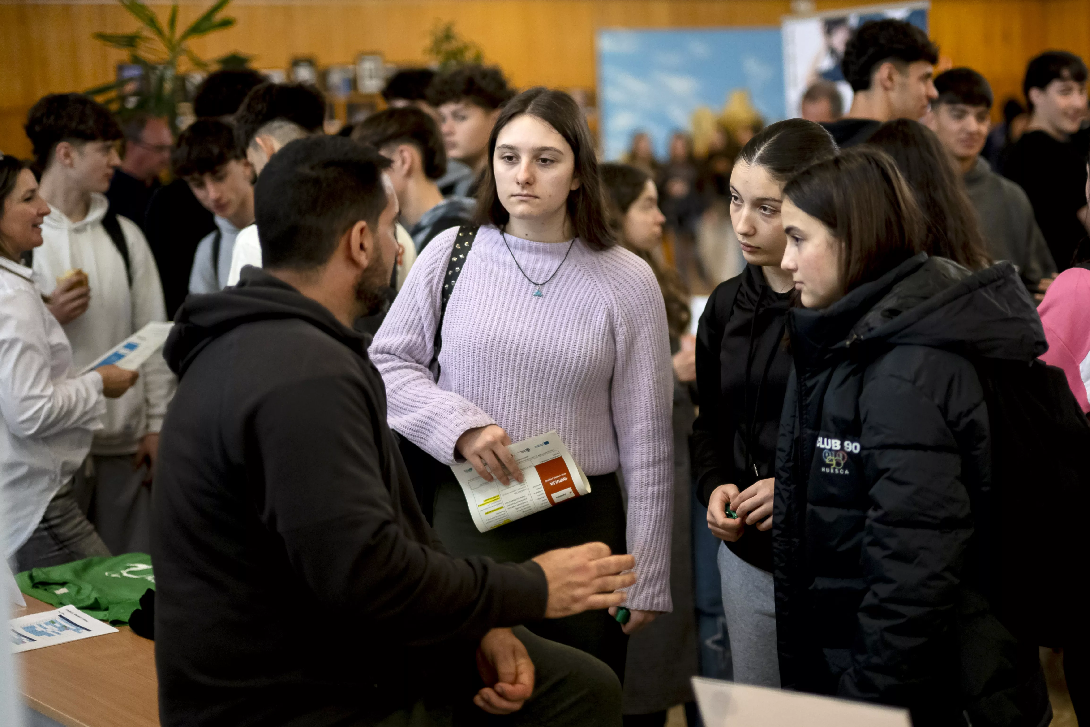 Alumnas atienden explicaciones en la mañana del Tour del Talento