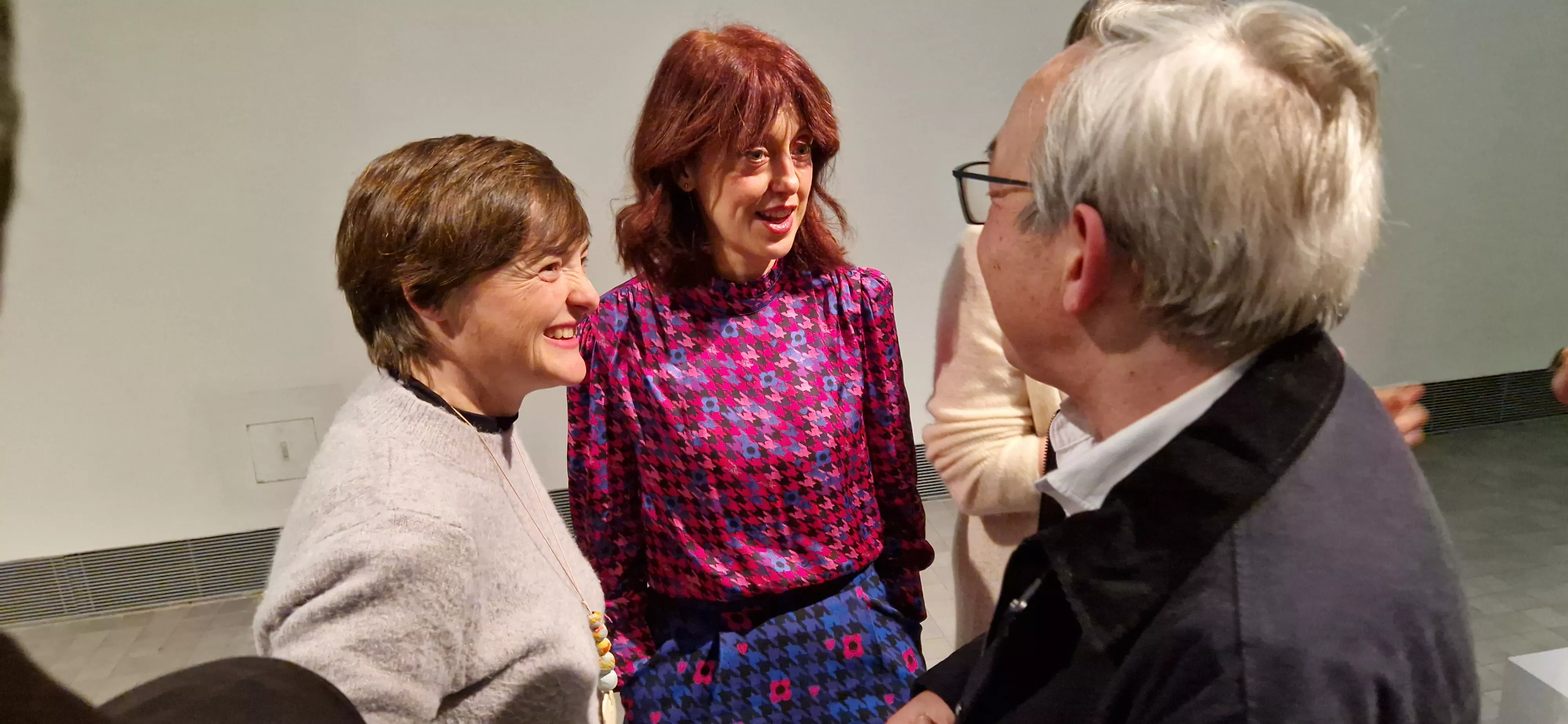 José María Aniés charla con Sandra Araguás e Irene Vallejo. Foto Myriam Martínez