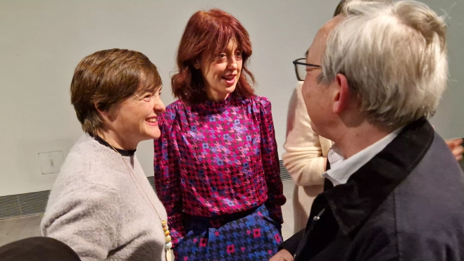 José María Aniés charla con Sandra Araguás e Irene Vallejo. Foto Myriam Martínez José María Aniés charla con Sandra Araguás e Irene Vallejo. Foto Myriam Martínez