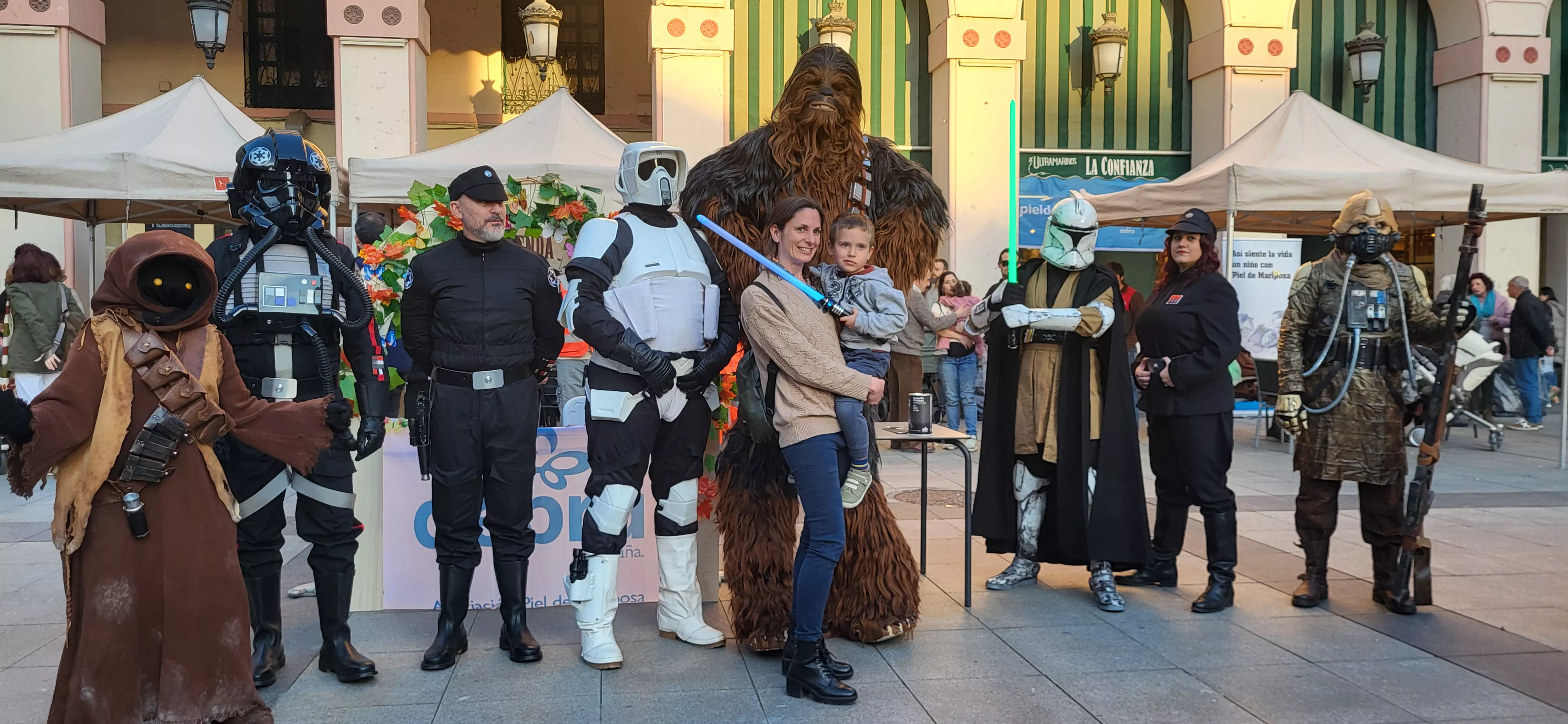 Personajes de Star Wars participaron en el chocolate solidario con la Piel de Mariposa. Foto Mercedes Manterola