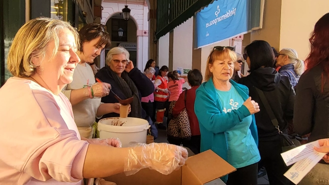 Chocolate solidario en la plaza López Allué. Foto Mercedes Manterola Chocolate solidario en la plaza López Allué. Foto Mercedes Manterola