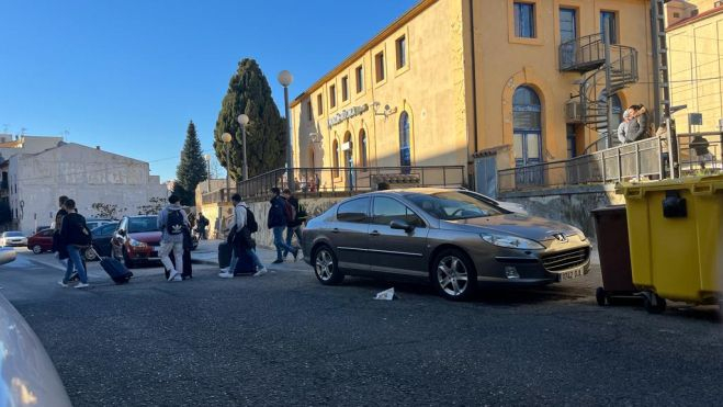 Estudiantes abandonan la estación por el retraso del tren Estudiantes abandonan la estación por el retraso del tren