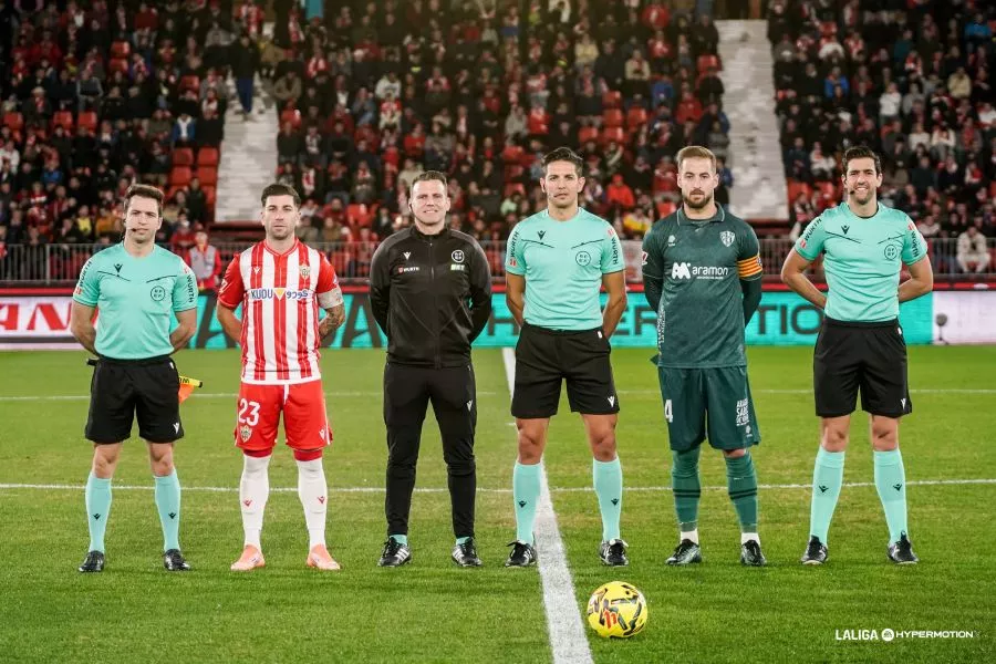 Capitantes y árbitros del Almería-Huesca en la ida, Se volverán a ver en la Jornada 31. Foto Laliga