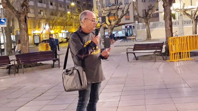 Jesús Sanagustín, miembro del colectivo Bienvenidos Refugiados, leyendo el manifiesto. Foto Myriam Martínez