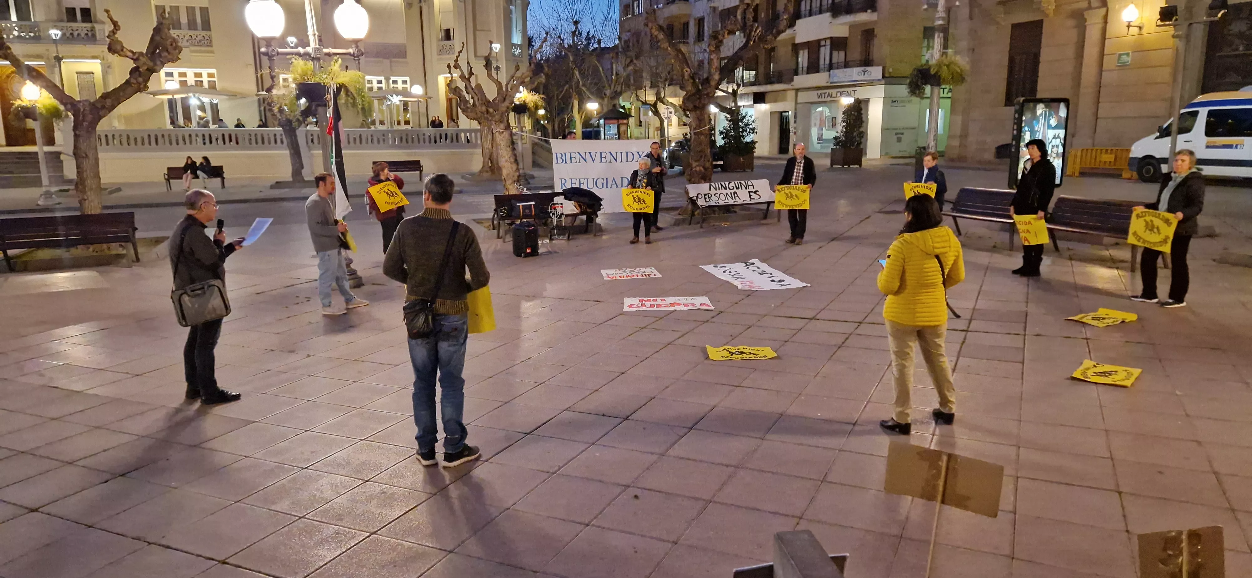Círculo del silencio de Bienvenidos Refugiados este jueves, en la Plaza de Navarra de Huesca. Foto Myriam Martínez