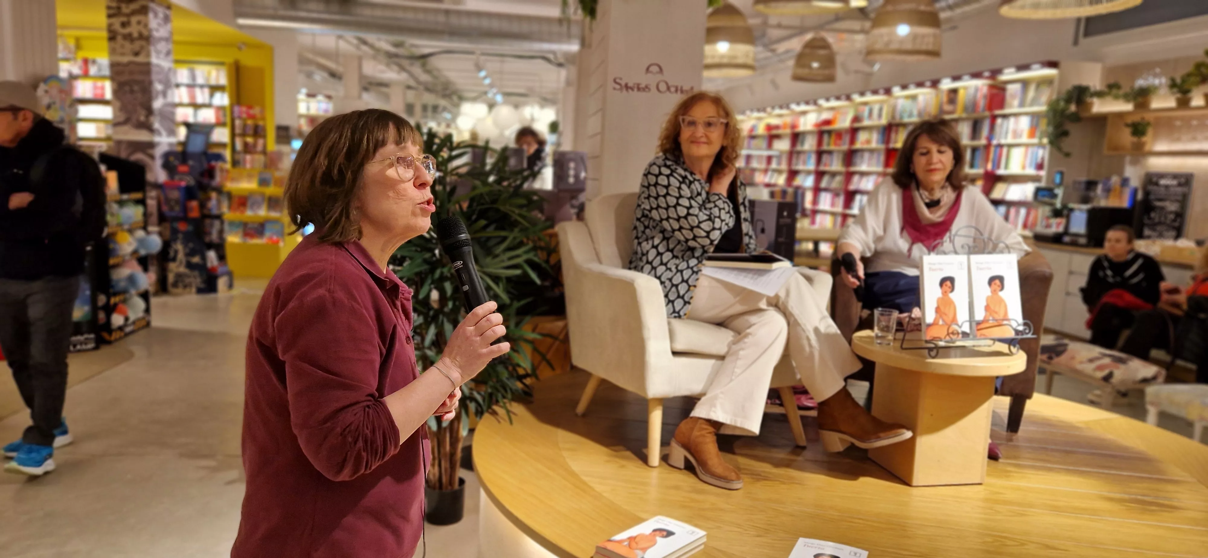 Presentación de la primera novela de Marga Díaz en Santos Ochoa. Foto Myriam Martínez