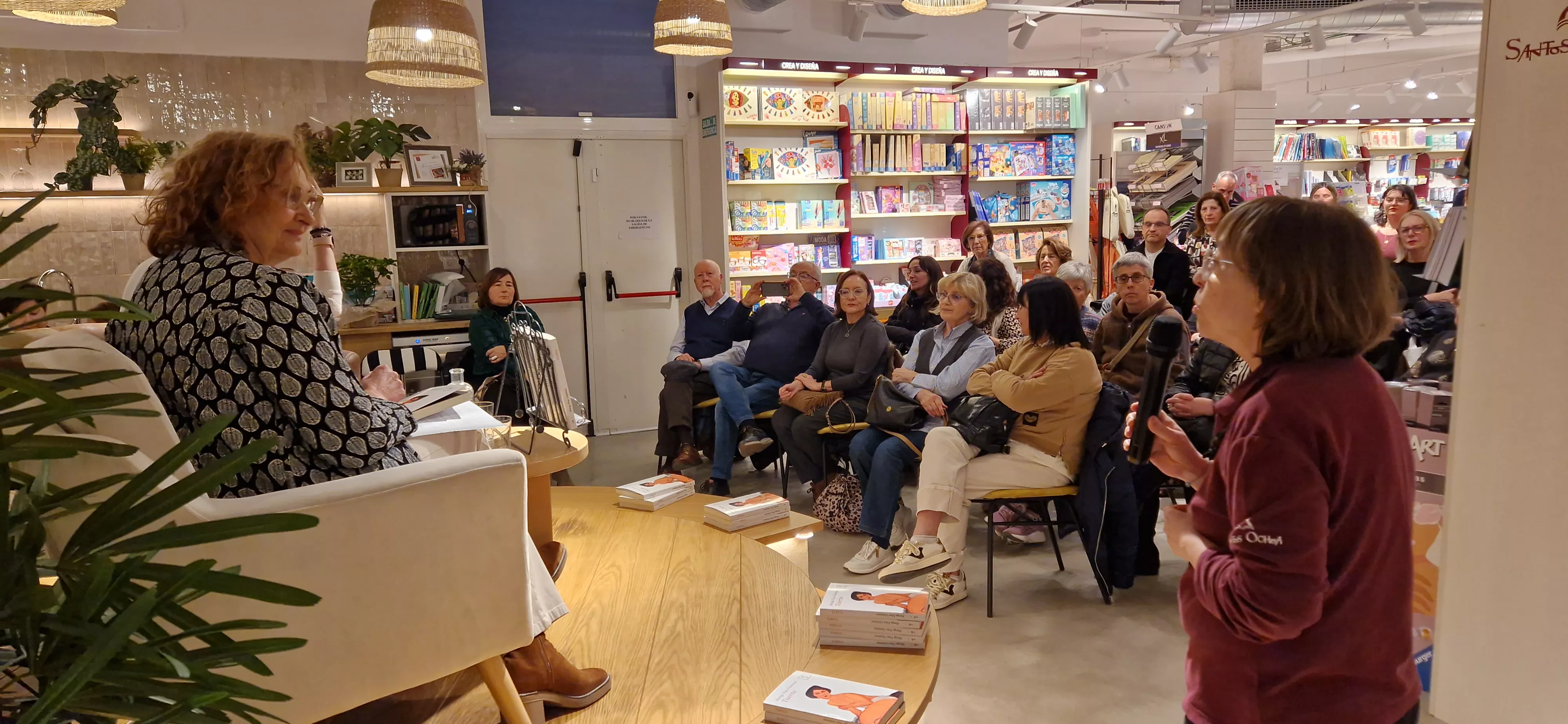 Presentación de la primera novela de Marga Díaz en Santos Ochoa. Foto Myriam Martínez