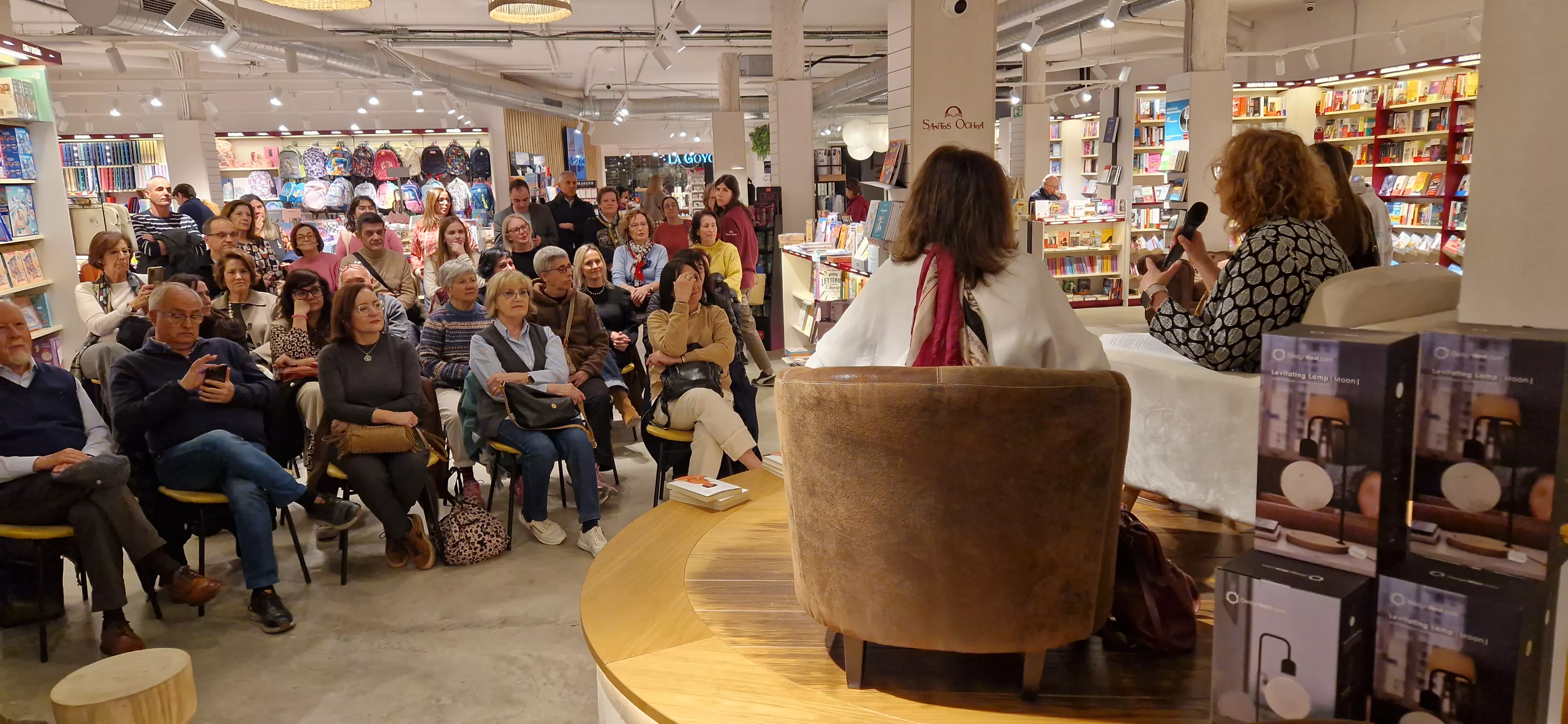 Presentación de la primera novela de Marga Díaz en Santos Ochoa. Foto Myriam Martínez