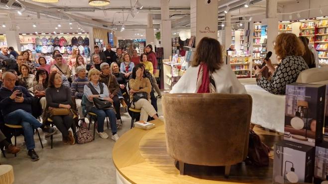 Presentación de la primera novela de Marga Díaz en Santos Ochoa. Foto Myriam Martínez