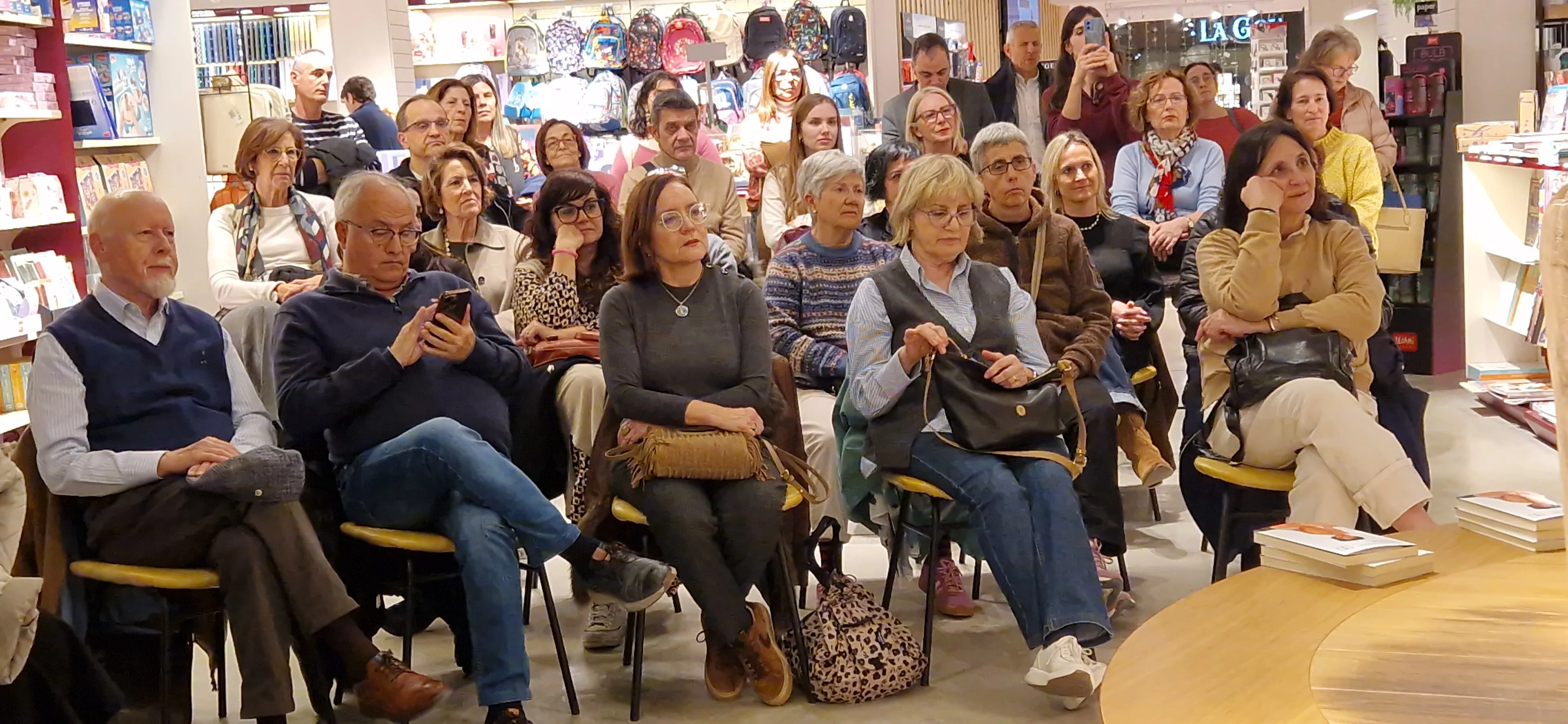 Presentación de la primera novela de Marga Díaz en Santos Ochoa. Foto Myriam Martínez